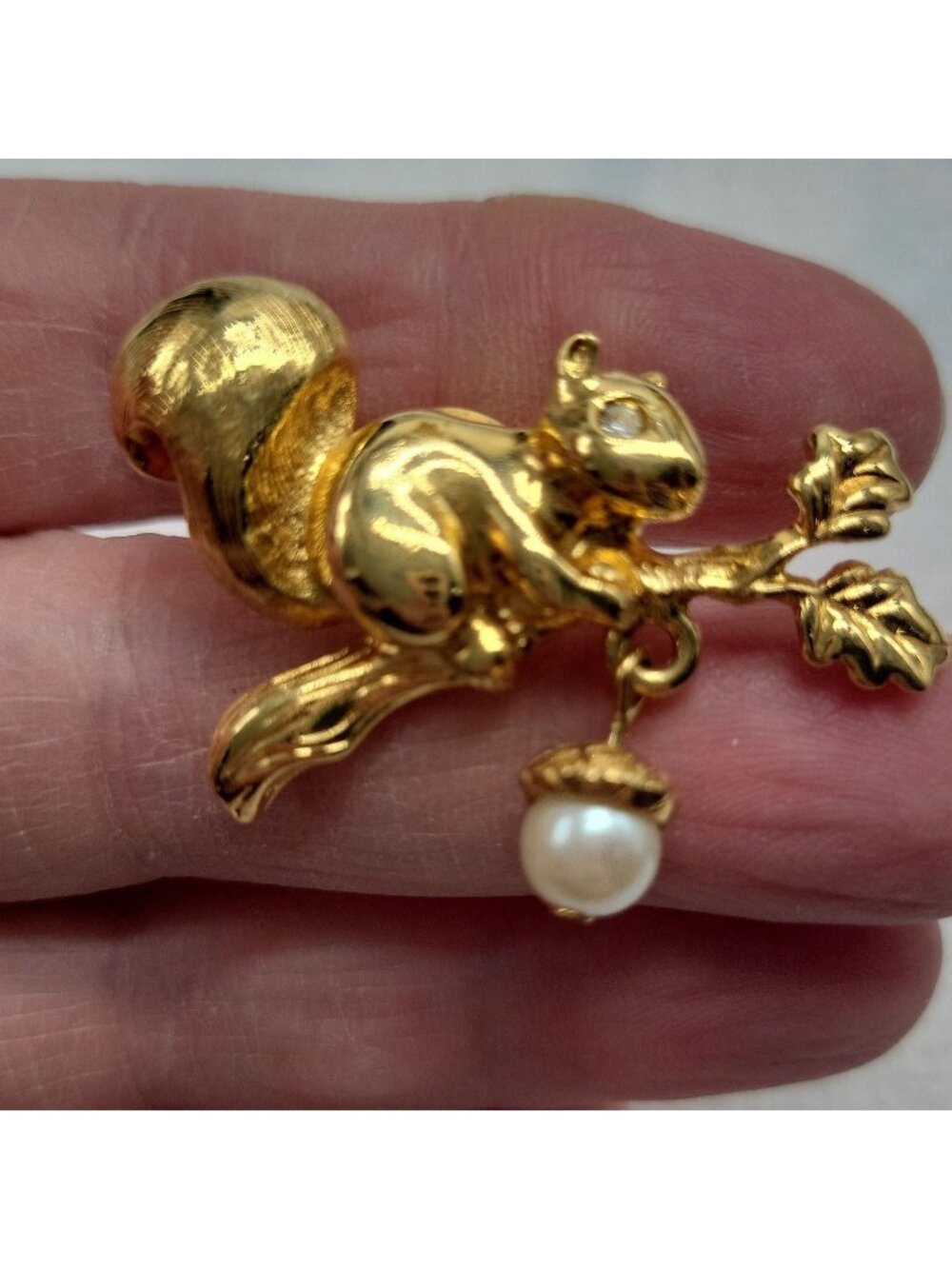 Vtg Avon Gold-Tone Squirrel Brooch Faux Pearl Acorn Rhinestone Eye Nature-Inspir
